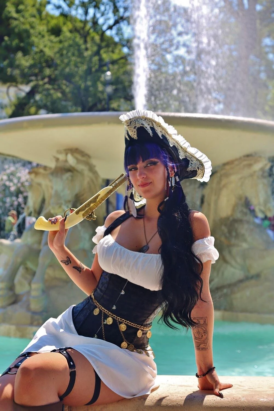 Femme déguisée en pirate grâce à un corset noir