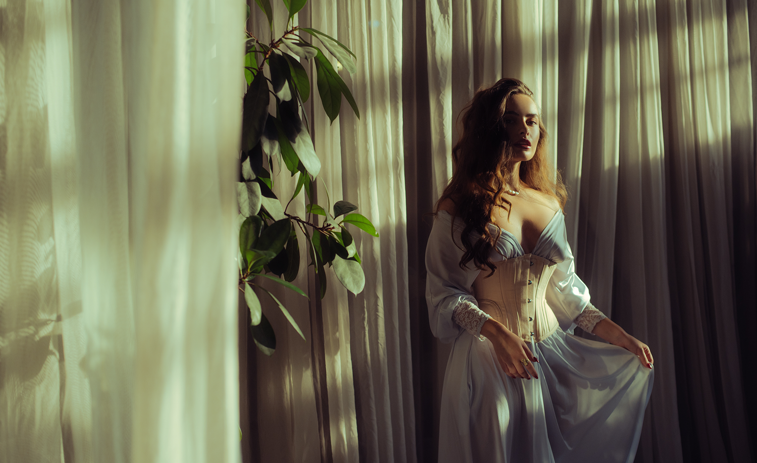 Femme portant un corset serre-taille par dessus sa robe