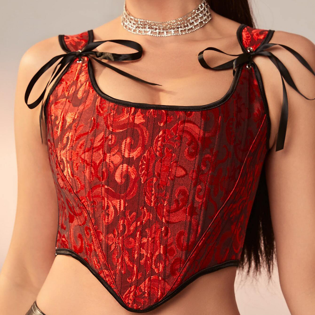 Corset lacet noir et rouge vu de face
