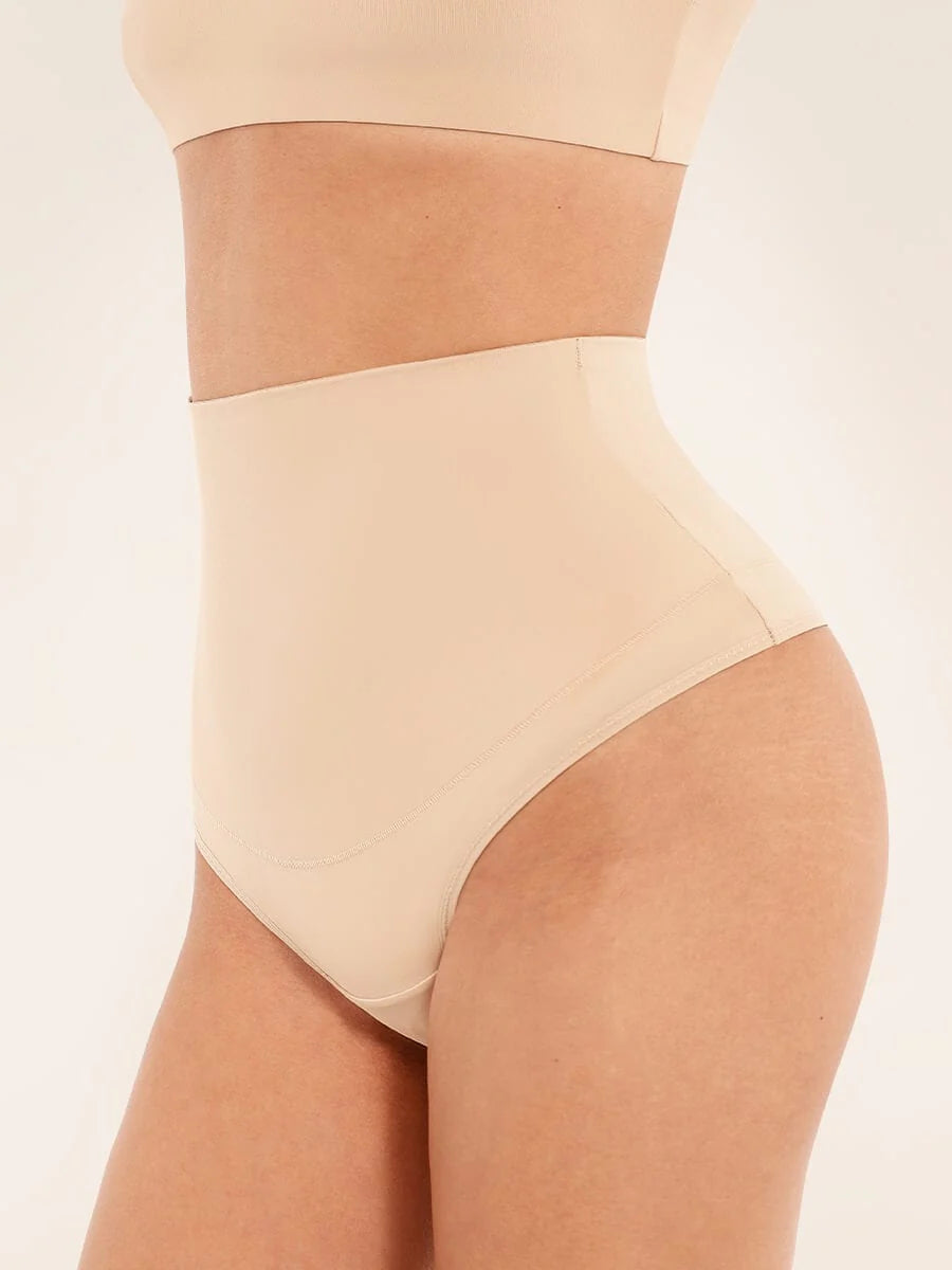 Zoom vue de profil sur une culotte ventre plat invisible portée par une femme