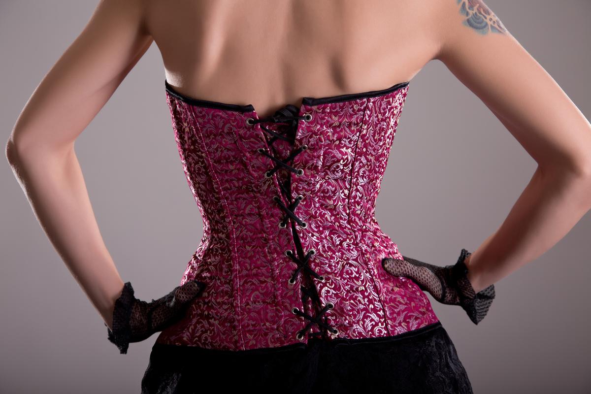 Femme en corset violet vu de dos