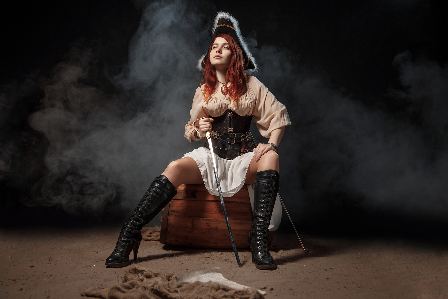Femme déguisée en pirate portant un corset noir
