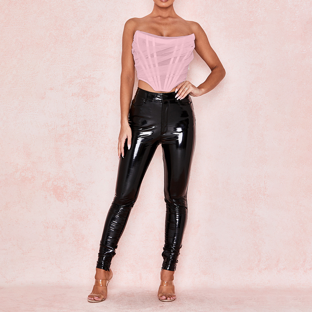 Femme portant un top bustier rose