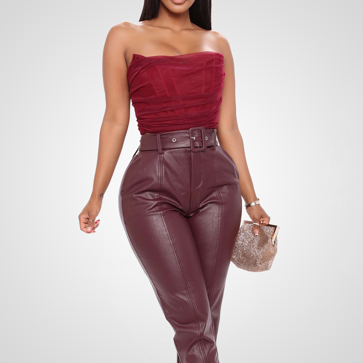 Femme portant un top bustier sans bretelles