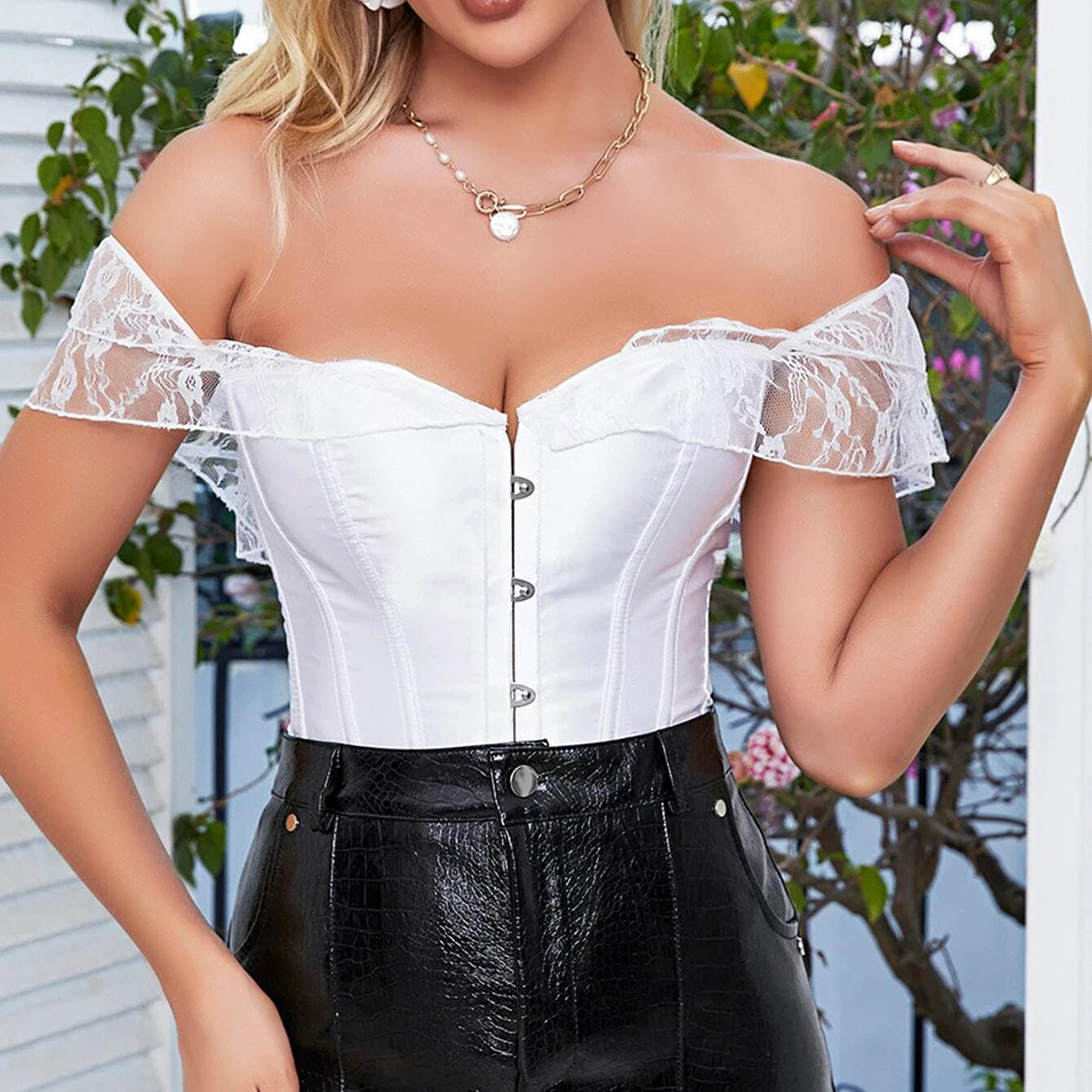 Femme portant un corset bustier blanc pour mariage