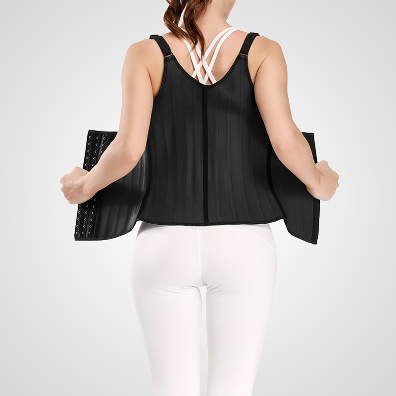 Femme portant une gaine corset en latex