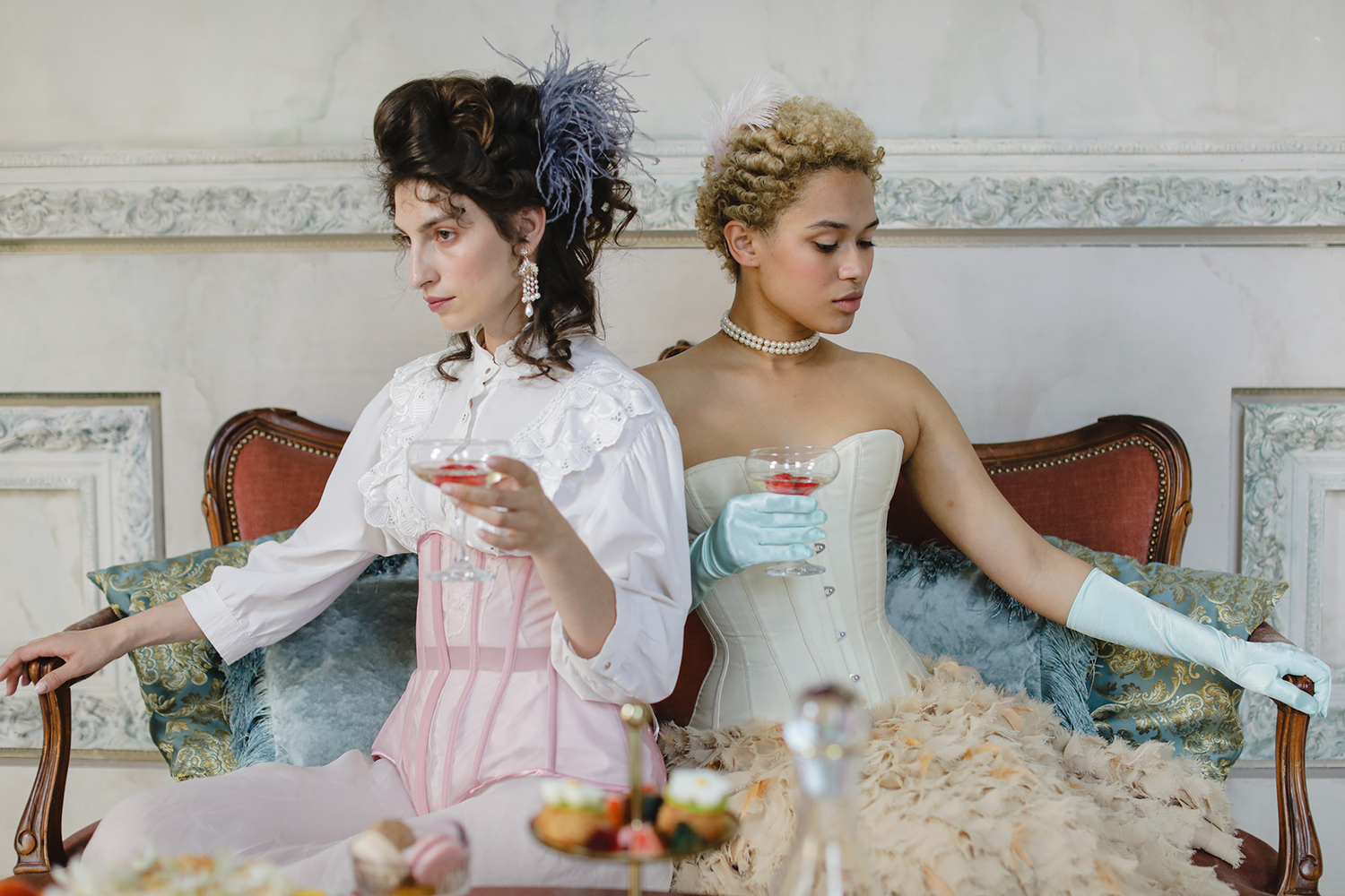 Jeunes femmes aristocrates portant un corset