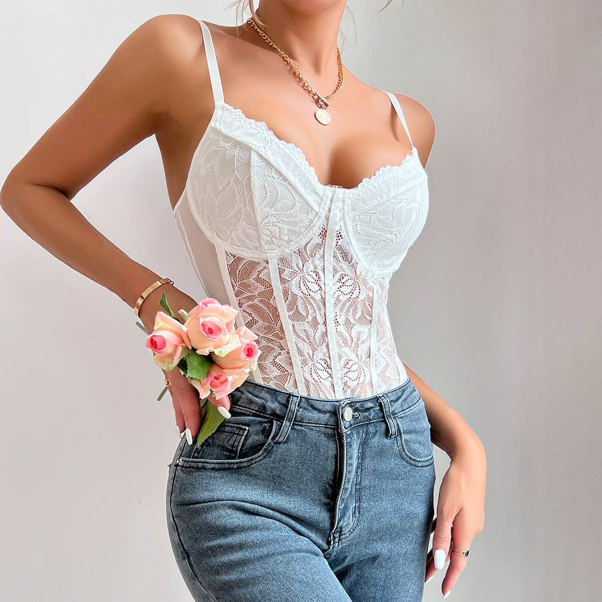 Femme portant un body corset blanc