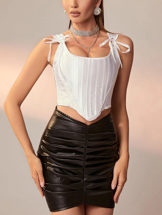 Femme portant un corset blanc à bretelles