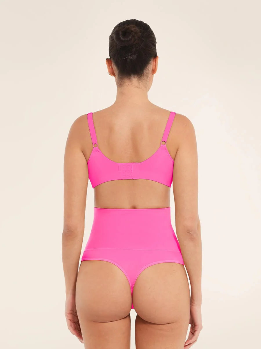 Femme portant une culotte gainante taille haute sans couture vue de dos
