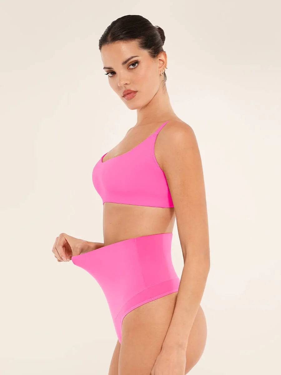 Femme portant une culotte gainante taille haute sans couture vue de profil