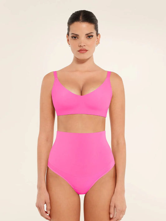 Femme portant une culotte gainante taille haute sans couture