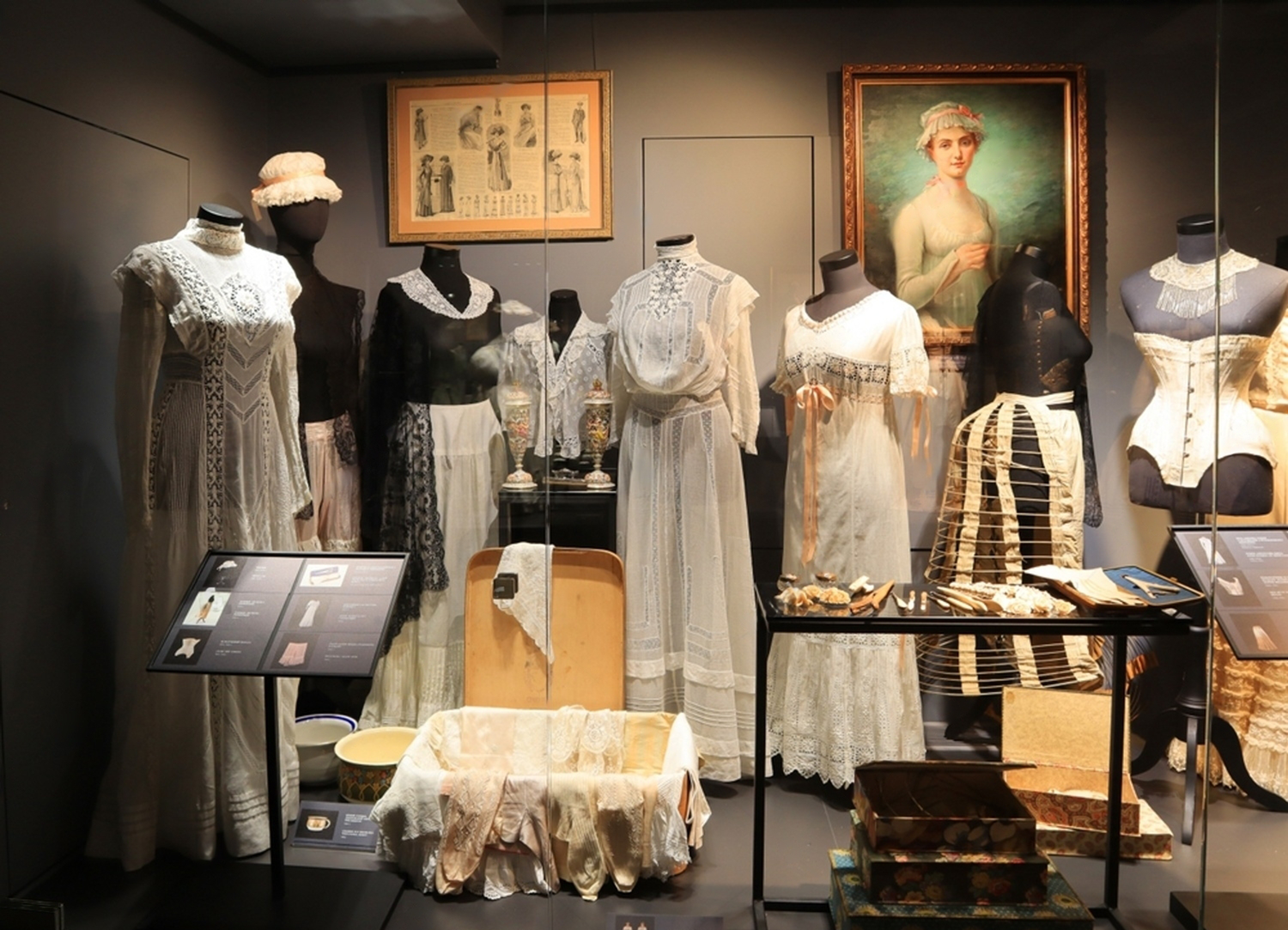 Collection de vêtements datant d'entre 1830 et 1920