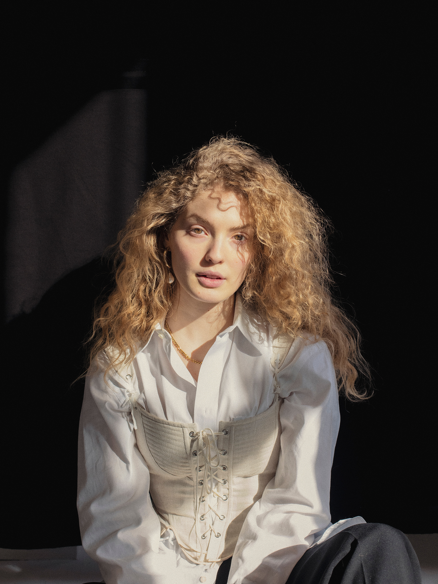 Femme assiste portant un corset vintage blanc