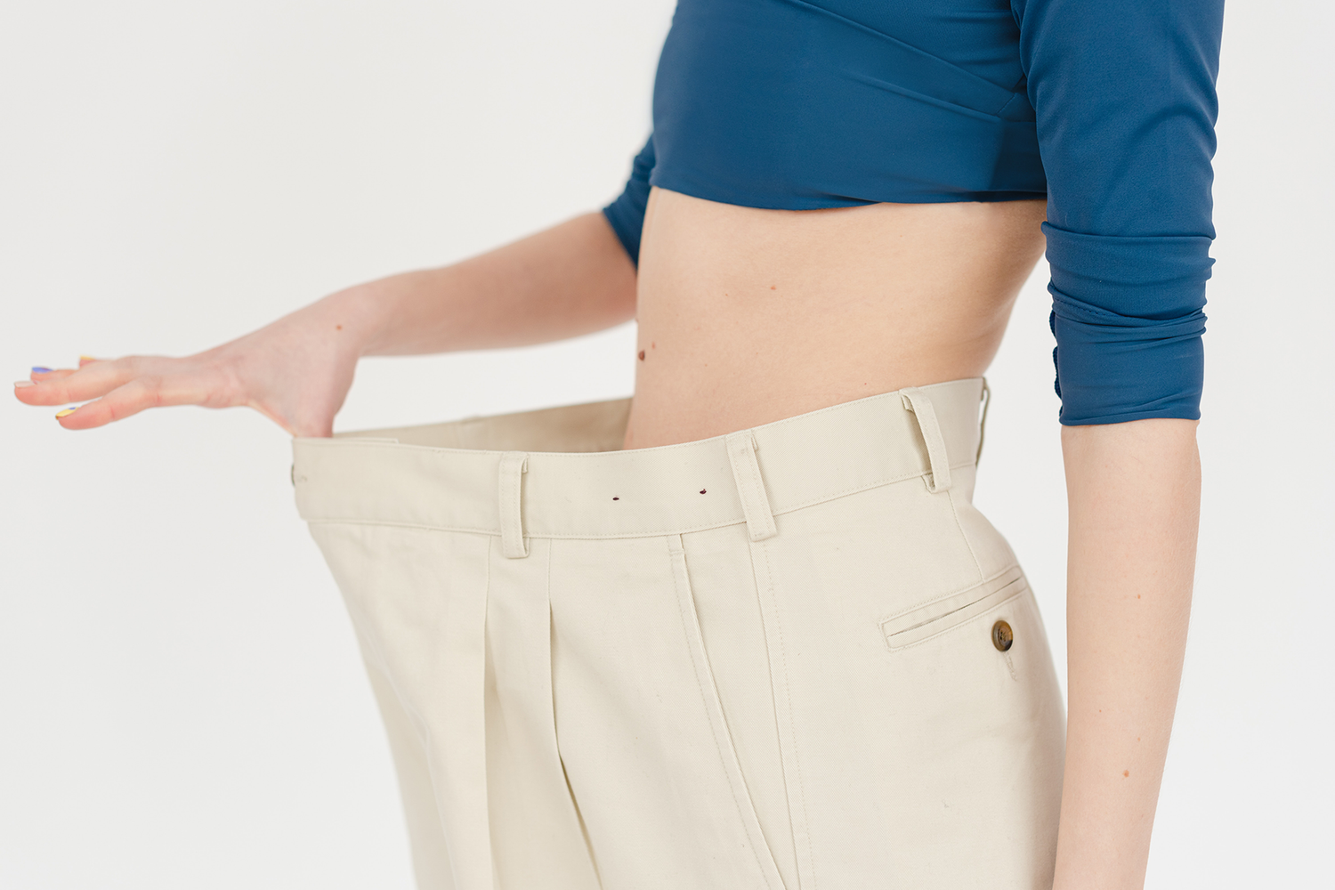 Femme mince dans un pantalon trop large