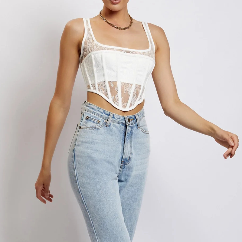 Femme portant un bustier en dentelle transparent