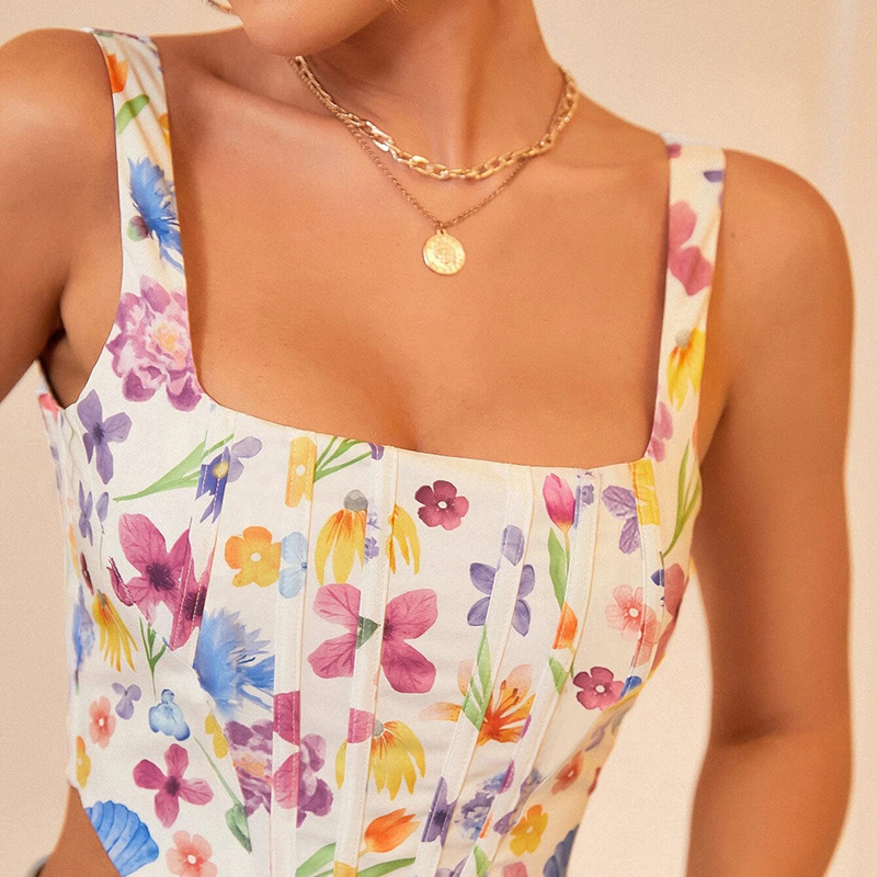Zoom sur un bustier fleuri pour femme