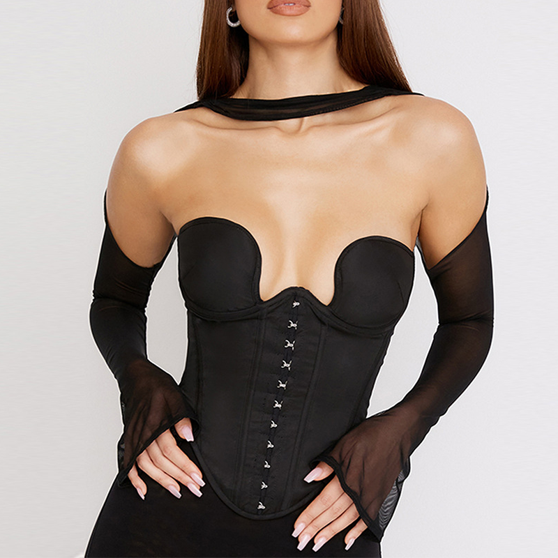Femme portant un bustier noir avec manches