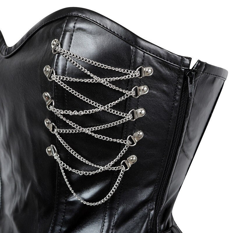 Zoom sur les chaînes d'un corset noir en simili cuir