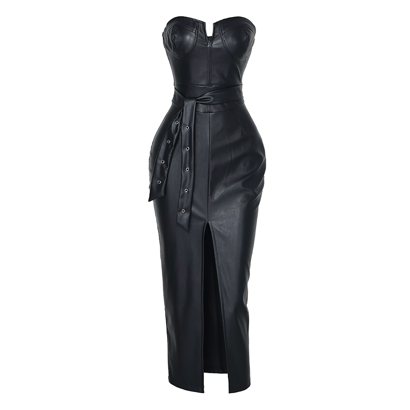 Zoom sur une robe bustier en cuir